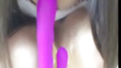 Hottie miaraka amin'ny volom-bolo dia mipetrapetraka ary voadona